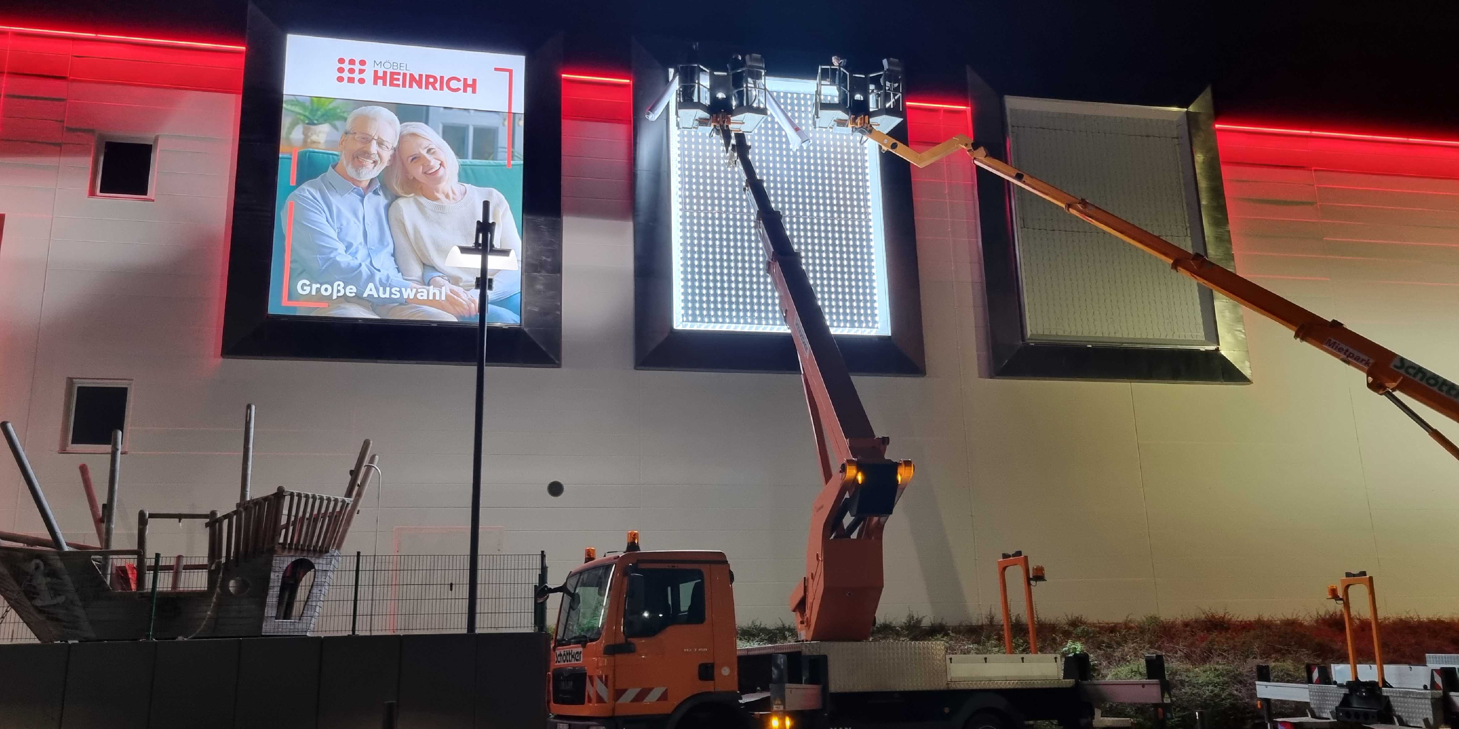 Montage einer Werbeanlage